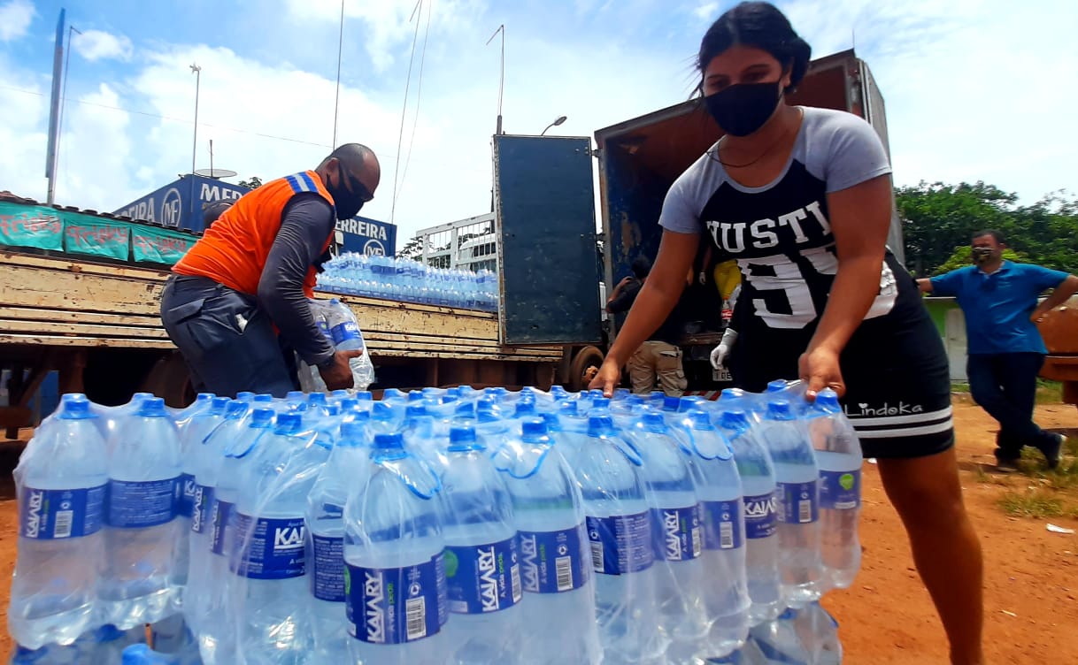 1.203 fardos de água foram distribuídos